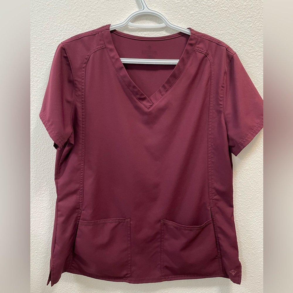 Med couture Scrub Set Top size: L Bottom:LP
Color: wine